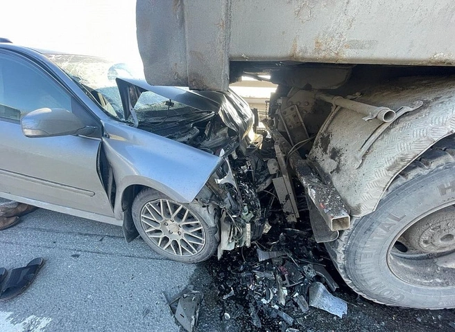 На трассе М5 под Рязанью легковушка въехала в стоящий большегруз, пострадала женщина | ya62.ru