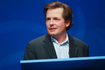 Болезнь Паркинсона: как она изменила жизнь Майкла Джея Фокса и что о ней нужно знать каждому