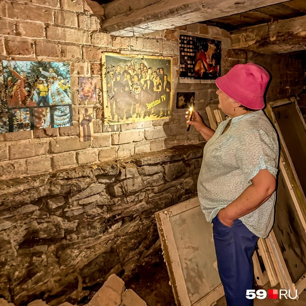 На стене в подвале висят советские фотографии | Источник: Василина Любимова / 59.RU