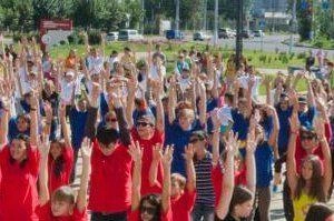 Дворец молодёжи «Мегаполис» провел в Чите мега-зарядку в честь Дня флага РФ | chita.ru