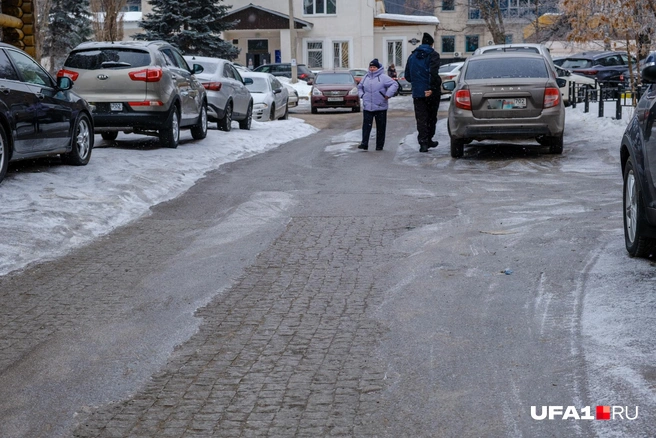 На въезде машины раскатали колею, по которой можно спокойно дойти до шлагбаума | Источник: Булат Салихов / UFA1.RU