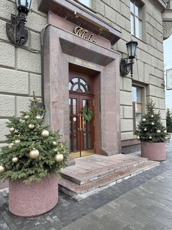 Ресторан «Мольер» же выдержал куда более строгое оформление, чем конкуренты | Источник: @gerakliona / t.me