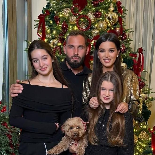 Камин и елка в огнях и кристаллах: Ксения Бородина показала, как украсила дом к Новому году