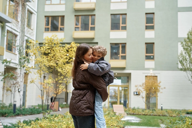 Пройдет совсем немного времени, и уже сын будет носить маму на руках  | Источник: «Брусника»