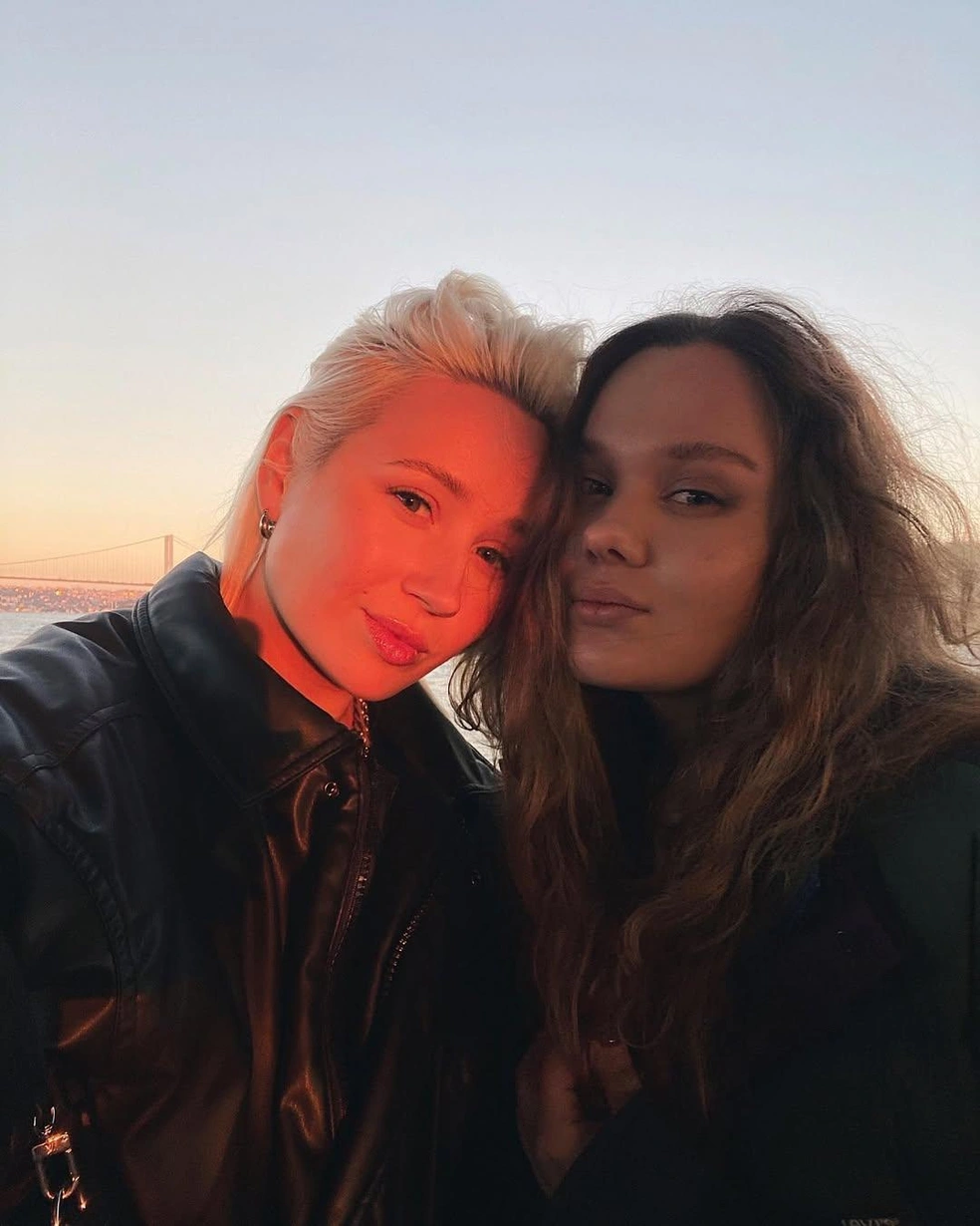 Вместе с сестрой она не только работает, но и путешествует | Источник: lada_vysokova / Instagram* 