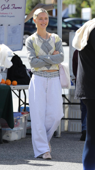 Айрис Лоу показала, как носить пижамные брюки на улице — это самый модный тренд весны