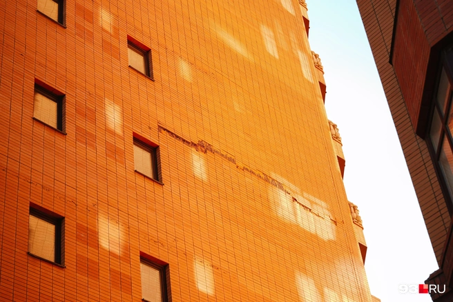 Кирпичная кладка обрушается с торца дома  | Источник: Дарья Паращенко / 93.RU