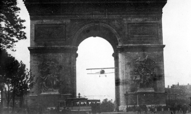 Фото №1 - История одного видео: пролет самолета через Триумфальную арку, август 1919 года