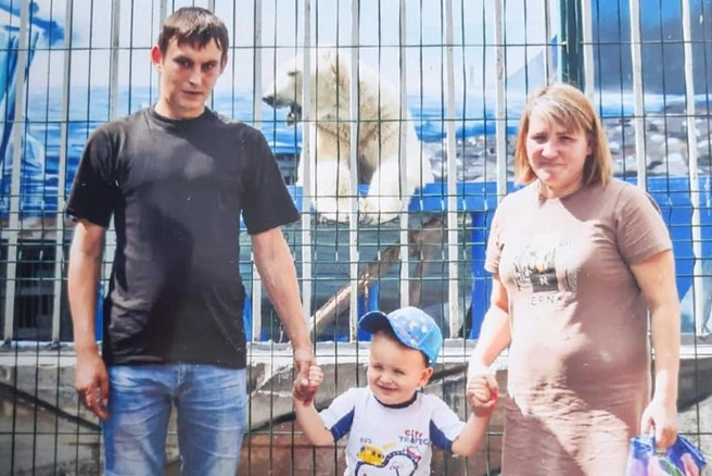 Здесь Ваня еще вместе с мамой и папой | Источник: Предоставлено «Дедморозим»