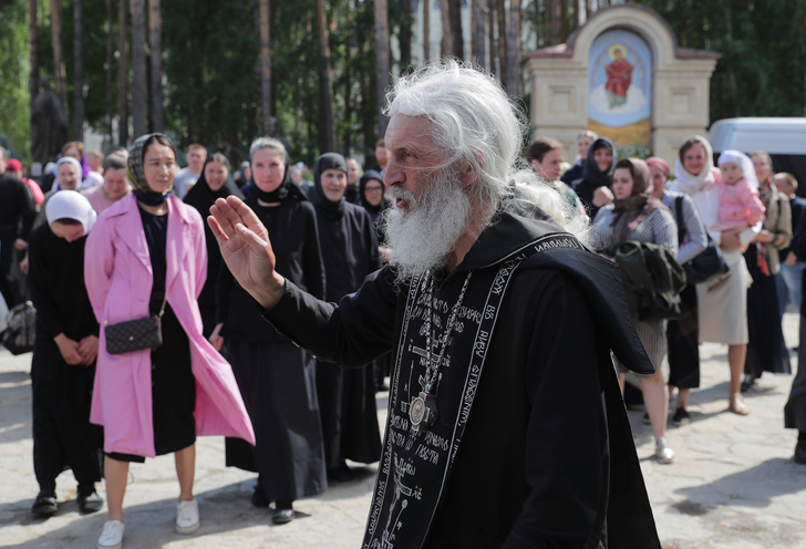 Взгляд изнутри: звезда «Уральских пельменей» приехал в захваченный священником женский монастырь