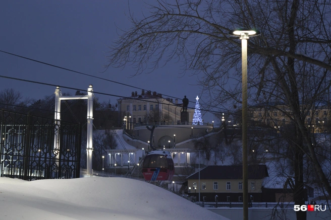 Красивый вечерний вид правого берега со стороны левого берега | Источник: Анастасия Баринова / 56.RU