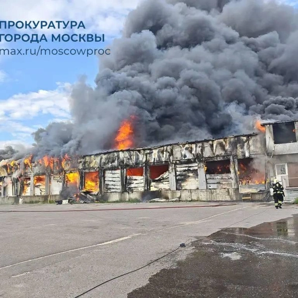 Загорелся одноэтажный торговый павильон по адресу Проектируемый проезд № 134. Пожарные работают на месте. | Источник: ПРОКУРАТУРА МОСКВЫ / Telegram