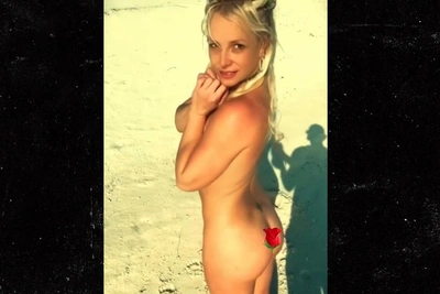 Бритни Спирс обнажилась на пляже