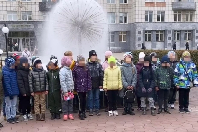 Дети перед экскурсией в ботсаду сделали снимок у фонтана университета и потом направились в оранжереи | Источник: читатель 59.RU