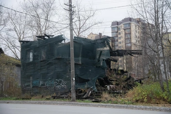 Сегодня от дома остались лишь обугленные деревяшки | Источник: Иван Митюшев / 29.RU