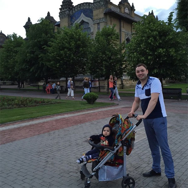 Это фото Саши с сыном сделано тоже в Кисловодске