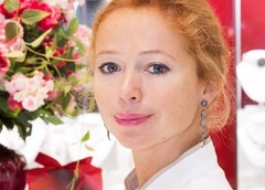 Елена Захарова, на днях ставшая мамой, снова вышла в свет