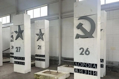 Километровые столбы на Дороге жизни отправили на реставрацию