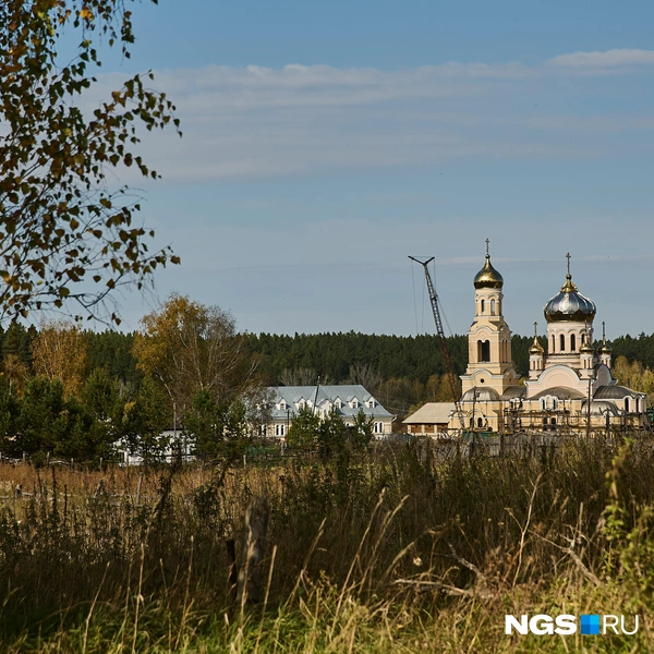 Монастырь был основан в 1997 году и серьезной историей обзавестись не успел&nbsp;— в отличие от храма, при котором он был построен | Источник: Александр Ощепков / NGS.ru
