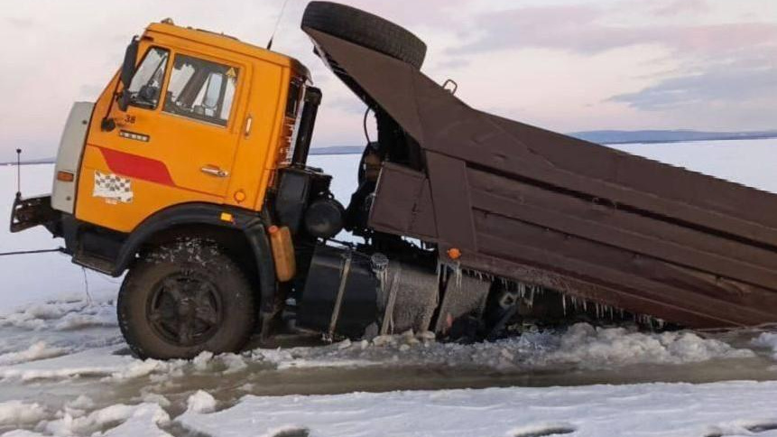 Думали сократить. Два грузовика провалились под лед на Арахлее