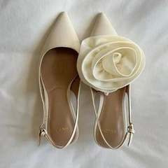 Балетки, лодочки с кружевом и босоножки из нулевых: 7 главных трендов свадебной обуви-2026