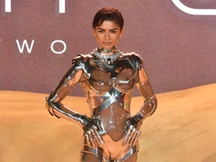 Кутюрные доспехи Mugler vs лихо закрученное платье Alaia: все образы Зендеи в промо-туре второй «Дюны»