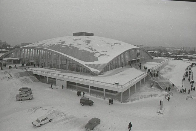 На открытии ТЦ был огромный ажиотаж — напирающая толпа выдавила стеклянные двери | Источник: Борис Клипиницер / Государственный исторический музей Южного Урала