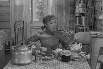 Работать на пределе и радоваться малому: 8 привычек послевоенного поколения — молодежи их не понять