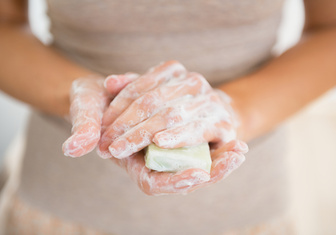 Эксперты предупредили об опасности для женщин веществ, содержащихся в мыле