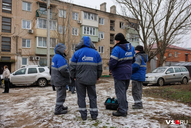 На месте также дежурят сотрудники газовой службы | Источник: Алексей Волхонский / V1.RU