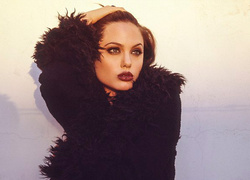Опубликованы снимки 20-летней Анджелины Джоли