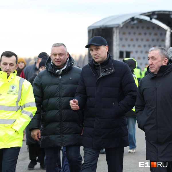 Слева от Дениса Паслера (в кепке)&nbsp;— глава Богдановичского муниципального округа | Источник: Владислав Лоншаков / E1.RU