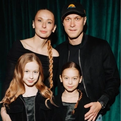 Поздравление от дочек и домашний медовик: жена Юры Борисова показала, как прошел день рождения актера