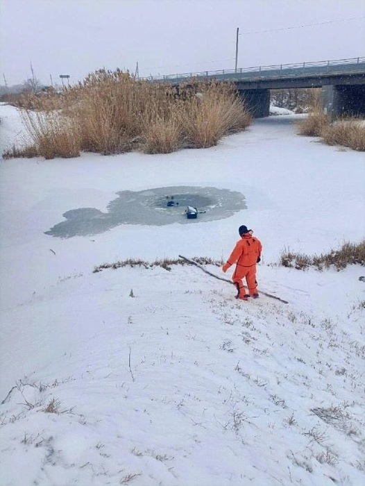 Извлекать тело из воды пришлось спасателям | Источник: ГКУ Служба спасения / Vk.com