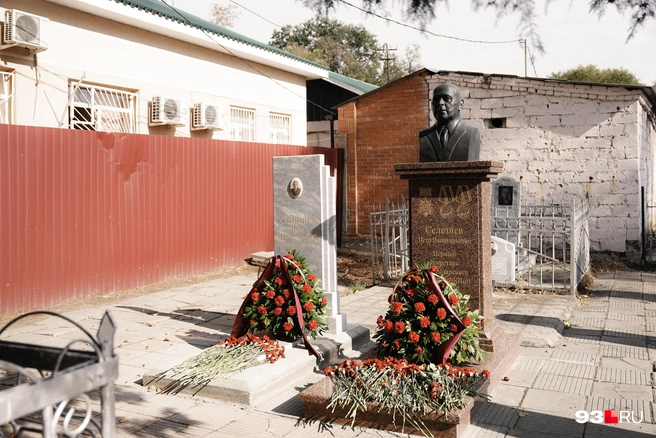 Надгробие и монумент Петра Селезнёва | Источник: Дарья Паращенко / 93.RU