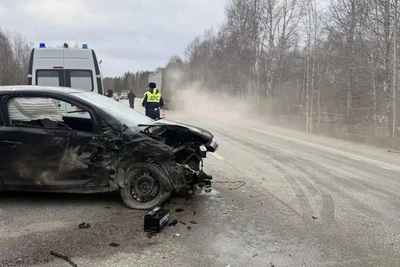 Автомобиль перевернулся в кювете после аварии на Полевском тракте