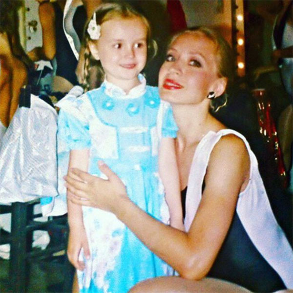 Маленькая Полина Гагарина с мамой