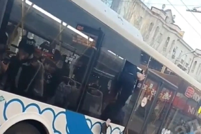 В Волгограде группа молодых людей устроила погром в автобусе