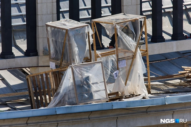 Новосибирцев не устраивает, как именно проводятся работы. В театре заверили, что весь строительный мусор будет убран до конца года | Источник: Александр Ощепков / NGS.RU