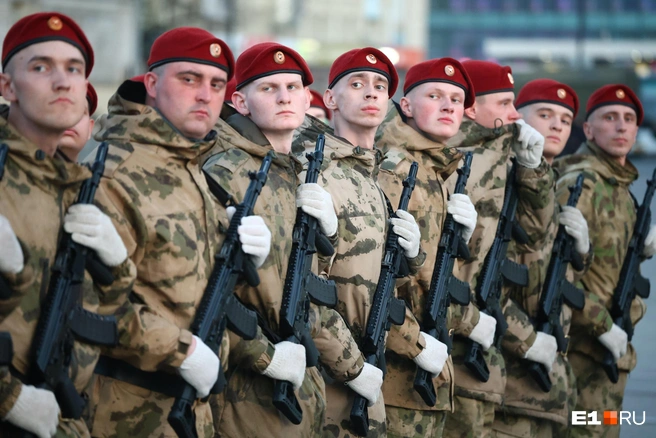 На параде военные должны маршировать синхронно  | Источник: Владислав Лоншаков / E1.RU