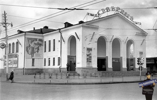 На афише «Виннету&nbsp;— сын Инчу-Чуна»&nbsp;— фильм 1964 года. Премьера в СССР состоялась в 1975 году | Источник: Myekaterinodar.ru