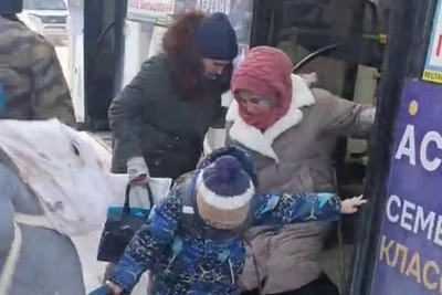 Остановка на МЖК превратилась в каток из-за льда