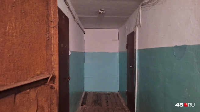 Так перегородка выглядит со стороны 2-го подъезда | Источник: Александр Лисихин / 45.RU