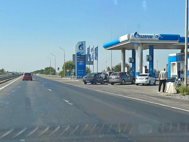 Водители стоят в очереди, но на заправке выставлены красные шашки — бензина нет | Источник: читатель 161.RU