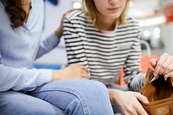 «Это не воспитание, а тупое жлобство»: должны ли родители брать с подростков деньги за коммуналку и продукты?