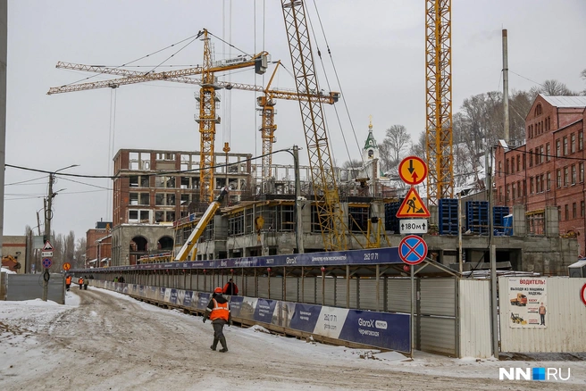 Вскоре у метромоста должен появиться дом в виде двух башен | Источник: Наталья Бурухина / NN.RU