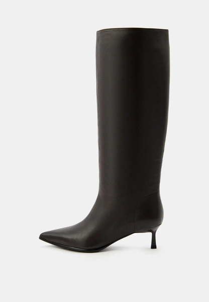 Теплая обувь: выбираем стильную пару на холодный сезон у российских брендов Теплая обувь: выбираем стильную пару на холодный сезон у российских брендов