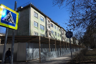 Застройщик готовит к сносу аварийный дом на Компросе