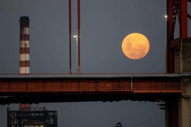 Первое в 2026 году суперлуние произошло на Земле — фотографы поделились завораживающими снимками