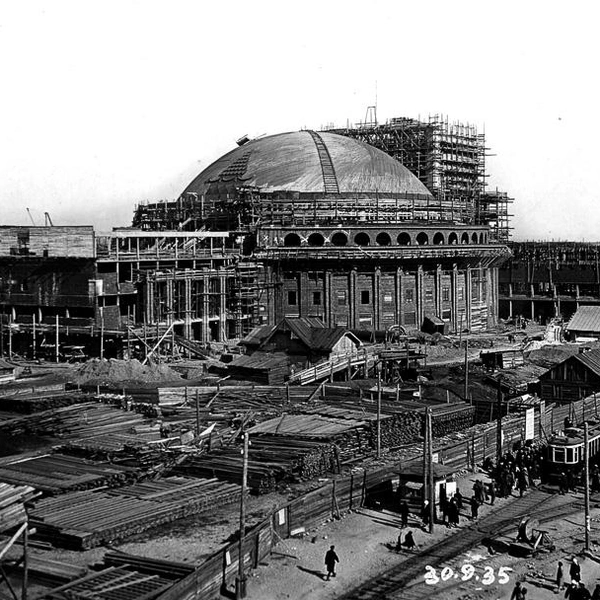 Декоративную часть крепили сразу к дереву | Источник: Слава Степанов / архив Новосибирского оперного театра